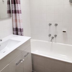 Beautifully Presented 2 Bedroom Unit in Leafy Street - Photo 2