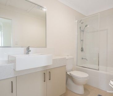 Spacious 3-beds townhouse for rent - Photo 3