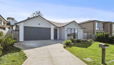 5 Bedroom 3 Bathroom in Red Beach - Photo 2