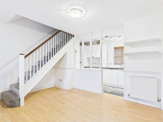 Jonquil Gardens, Hampton, TW12 - Photo 1