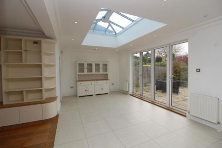 4 bedroom detached house to rent - Photo 4