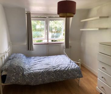 2 Bed Flat, Garratt Lane, SW17 - Photo 2