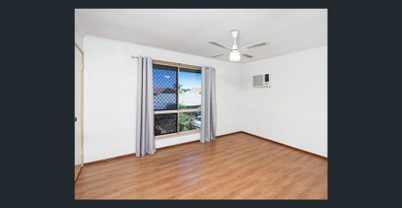 Space, Comfort & Convenience – Discover This Loganlea Gem! - Photo 2