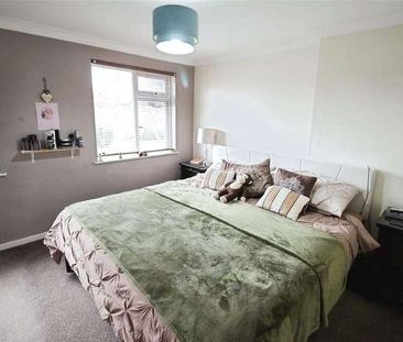 Latchetts Shaw, Kingswood, SS16 - Photo 1