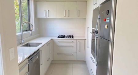 Spacious 4-Bedroom, 2-Bathroom Home with 2 Living Areas - Photo 4