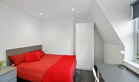 9-Bed Student House with Modern Renovations, Double Rooms & High-Quality Furnishings - Photo 3