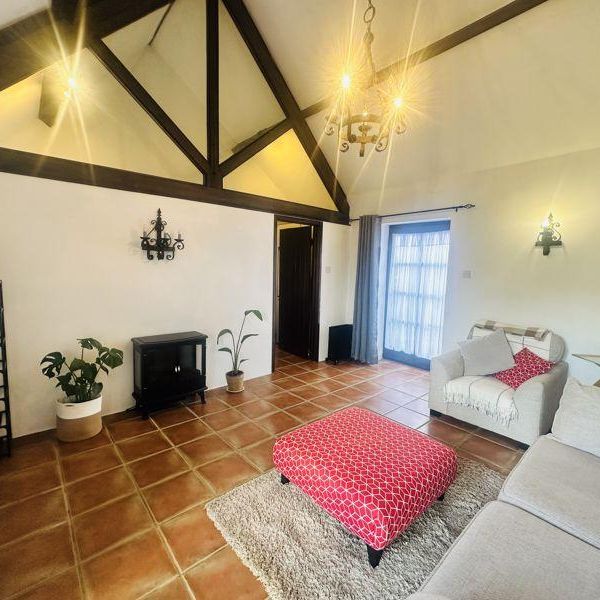 2 bedroom barn conversion to rent - Photo 1