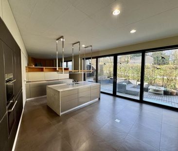 Beautiful contemporary family villa with garden - Photo 5