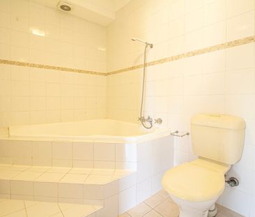 Immaculate Two Storey Three Bedroom Penthouse - Photo 6