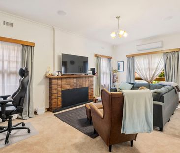 Comfortable two-bedroom unit in a convenient New Town location - Photo 2