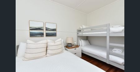 All inclusive Full Serviced house, weekly cleaning, linens, Direct Lake Front Cottage - Photo 5