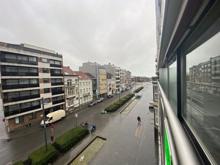 Ruim 2-slaapkamer appartement vlak bij strand met open zicht te Oostende. - Photo 4