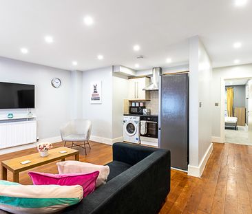 2 Bed Flat, St. John's Hill, SW11 - Photo 2