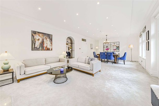 A stunning lateral apartment situated in a desirable red brick Kensington mansion block. - Photo 1