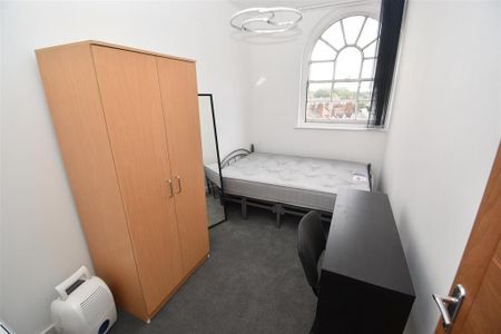 4 bedroom flat to rent - Photo 3