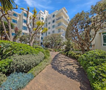 Stylish City-View Apartment in the Heart of Port Melbourne - Photo 5