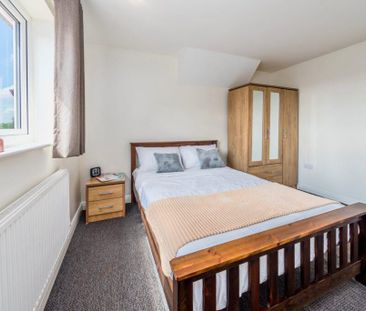 4 bedroom semi-detached house to rent - Photo 2