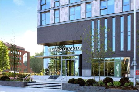 Rent in the newly created Thames Quarter building. Two bedroom furnished apartment on the 2nd floor - Photo 2