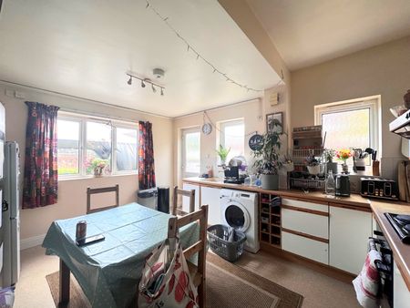 3 bedroom apartment to rent - Photo 4