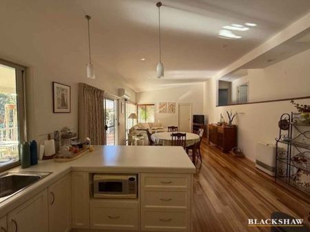 Beautiful Split-Level Three-Bedroom Home in a Peaceful Bush... - Photo 5