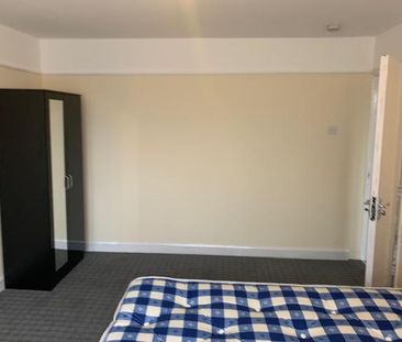 4 bedroom semi-detached house to rent - Photo 3