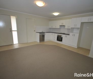 Charming 2 Bedroom Duplex - Photo 2