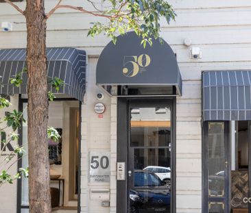 Beautifully Appointed Art Deco Apartment - Photo 1