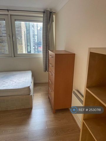 1 bedroom in a flat share to rent - Photo 3