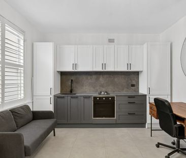 Renovated studio in the iconic "New Yorker" - Photo 4