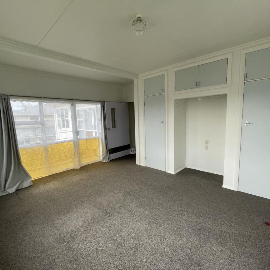 Spacious three-bedroom Castlecliff home - Photo 1