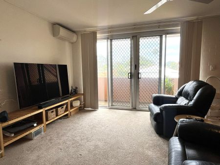 Spacious Unit - Photo 2