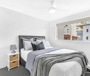 LIVE THE DREAM - 3 BEDROOMS, 2 BATHROOMS, 2 CARPARKS - FURNISHED - Photo 2