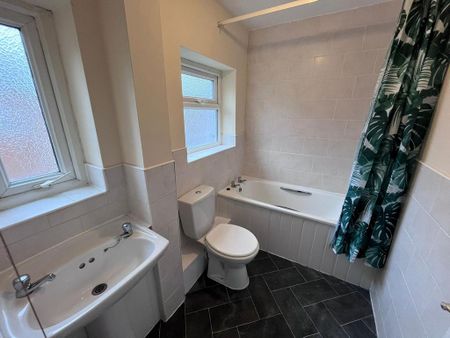 3 bedroom flat to rent - Photo 2