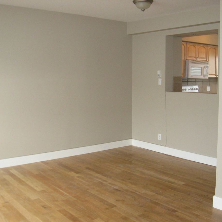 AMAZING LOCATION! 2 BEDROOM TOWNHOUSE! MAINTENANCE FREE! - Photo 1