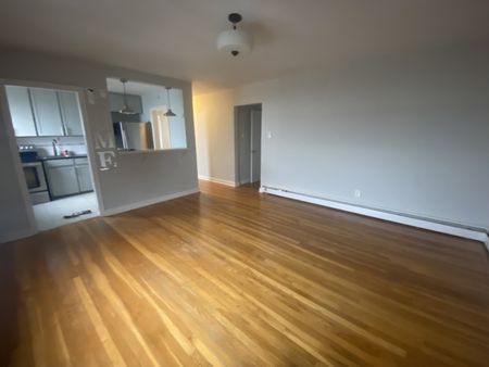 3223 Veith Unit 1 – CHARMING TOP FLOOR 3 BED 1 BATH NORTH END APT AVAILABLE DECEMBER 1ST - Photo 3
