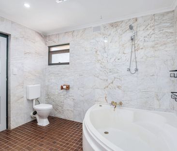 Fully Renovated Coastal Townhouse – Walk to Beach & West Lakes - Photo 5