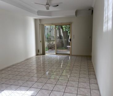 FRESHLY PAINTED AND NEW CARPET TOWNHOUSE IN FANTASTIC LOCATION - Photo 1