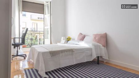 Room in a shared 9-bedroom apartment for rent in Argüelles, Madrid - Foto 2