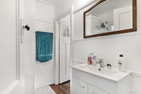 Cute 1 bedroom unit in Mount Vic available NOW - Photo 2