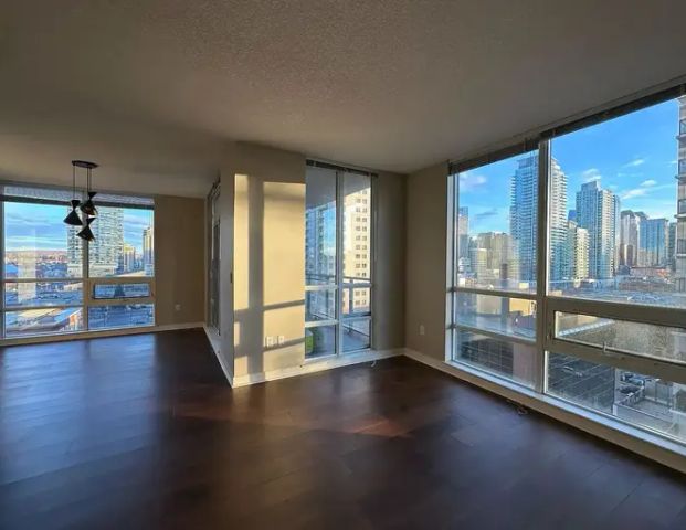 Spacious 2 bdrm 2 bath condo downtown with 2 underground heated parking | 1118 12 Avenue Southwest, Calgary - Photo 1