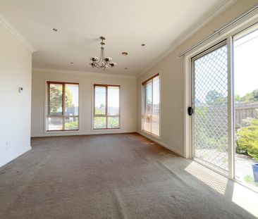 Convenient Four-Bedroom Townhouse Close To Chadstone Shopping Centre - Photo 4