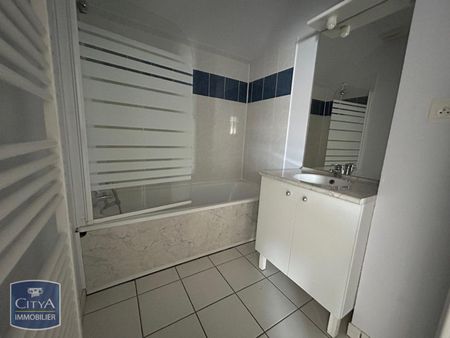 Location Appartement 3 pièces 64m² SABLE SUR SARTHE 72300 - Photo 3