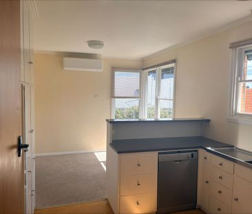 Neat family home with gardener included - Photo 3