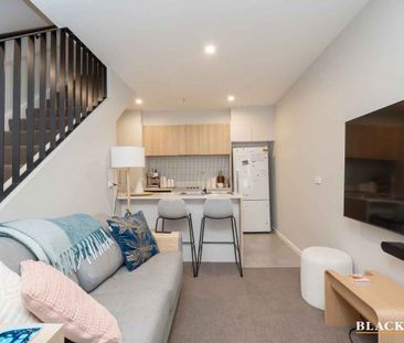 One bedroom + study townhouse - Flexible available date! - Photo 2