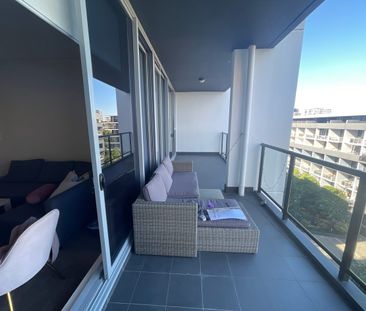 Spacious One Bedder, with large balcony & Car-space - Photo 4