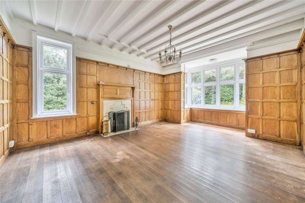 *Please note: 6 month maximum tenancy* Five-bedroom detached house with driveway and garage. - Photo 1