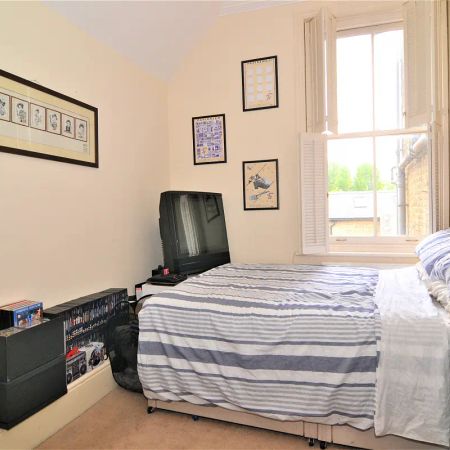 2 bedroom flat in London - Photo 4