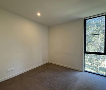 MODERN TWO BEDROOM APARTMENT - Photo 2