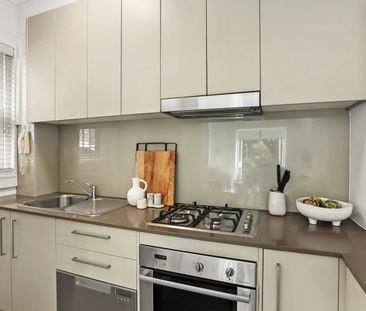 Unique Art Deco home exclusive level garden - Photo 5