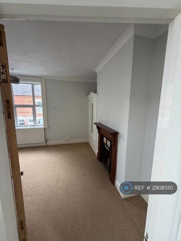 3 bedroom flat to rent - Photo 3